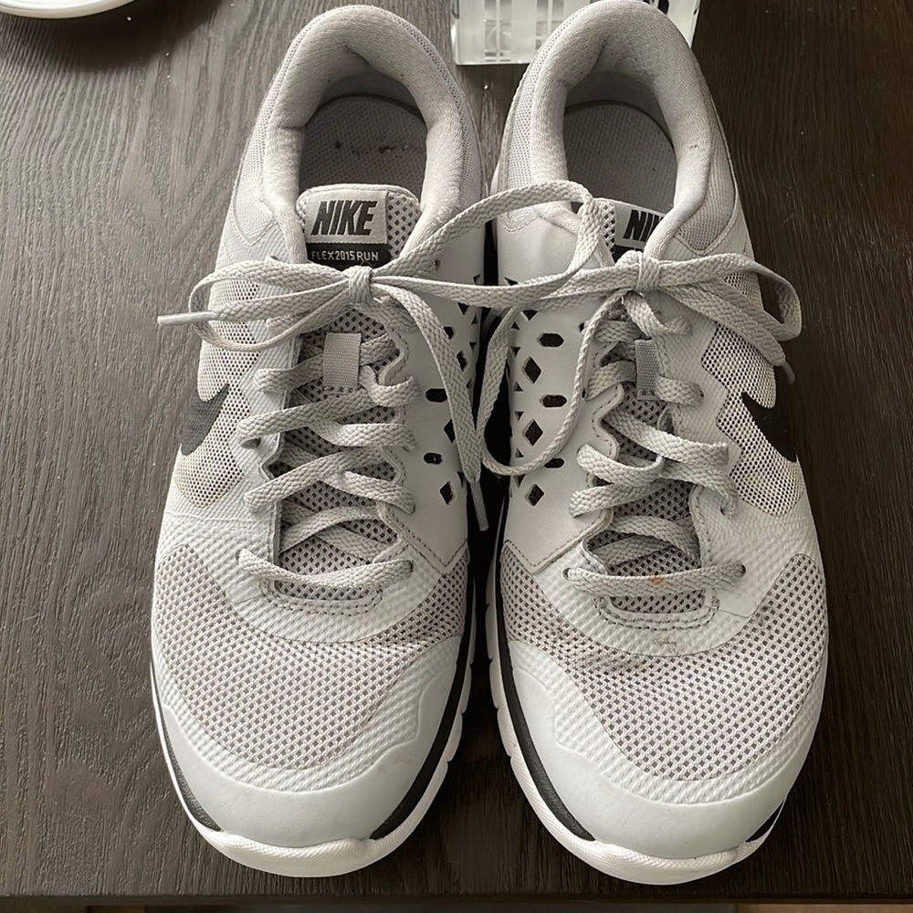 7 Y like new gray black NIKE athletic tennis shoes